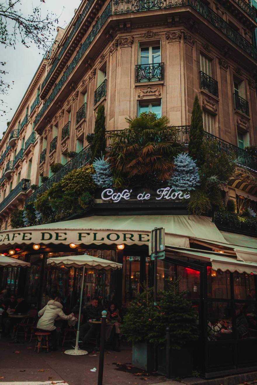 Terrasse de café parisien à Saint-Germain-des-Prés